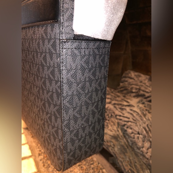 💥Moving to @the_bag_guy💥Micheal Kors - Medium Crossbody Leather Cooper - Picture 11 of 16